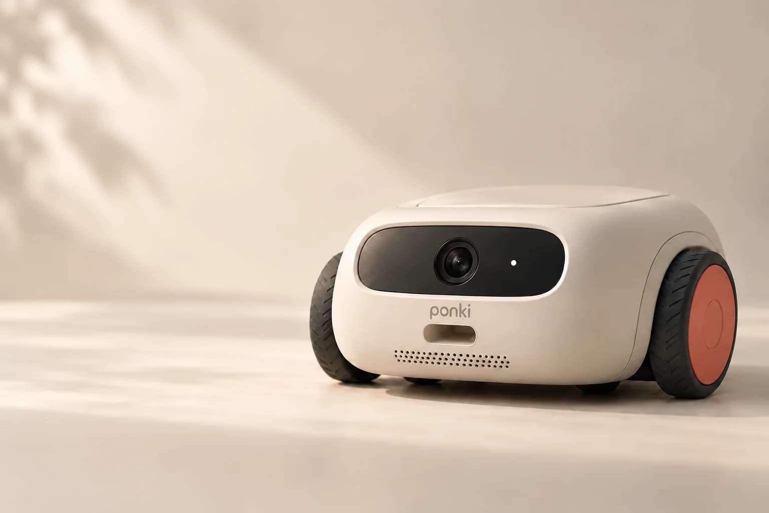 Kapağı kapalı ve ön ödül çıkışı boş olan fildişi Ponki robotunun üç çeyrek görünümü